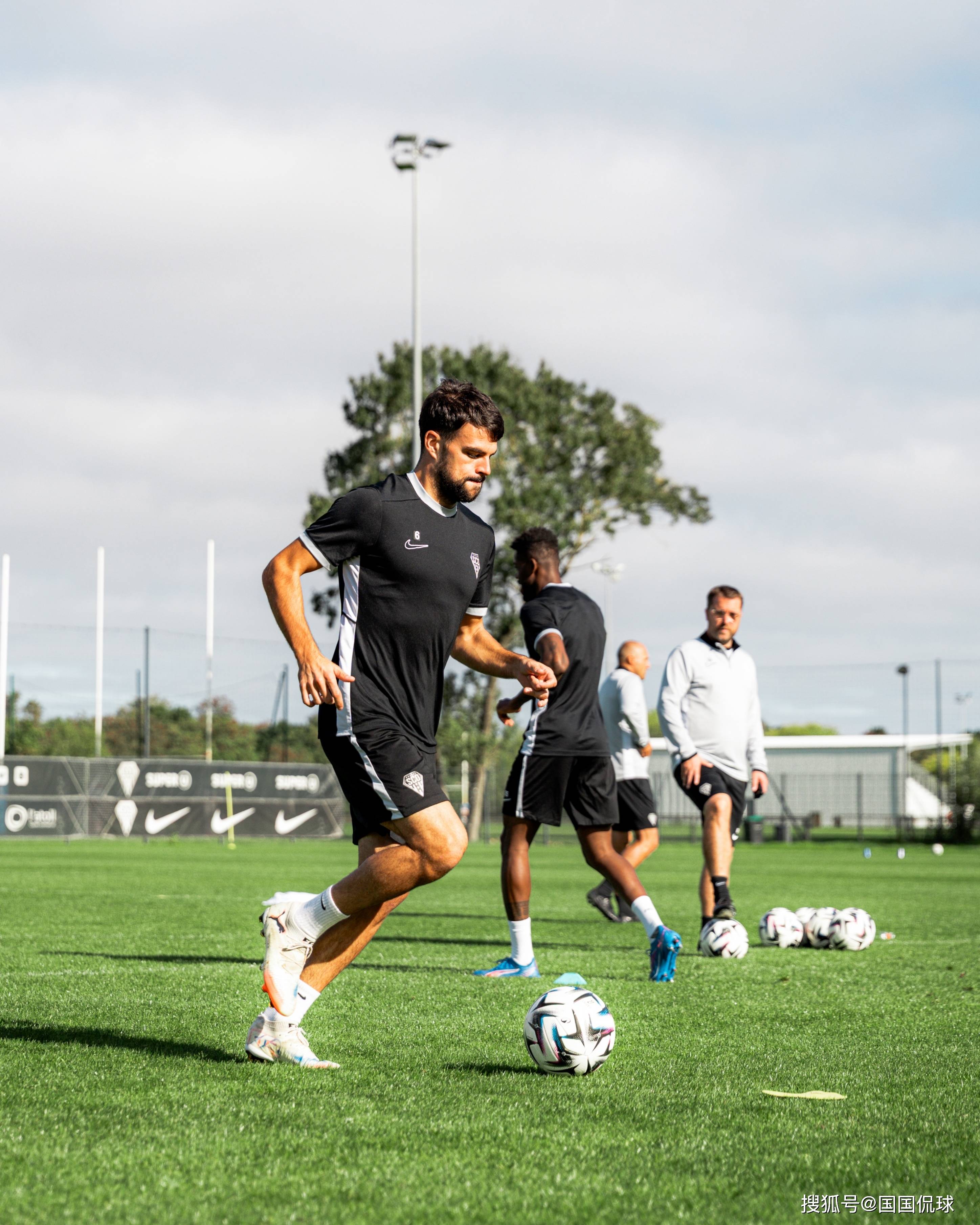 开云体育在线-马赛险胜里昂，阿圭罗关键制胜