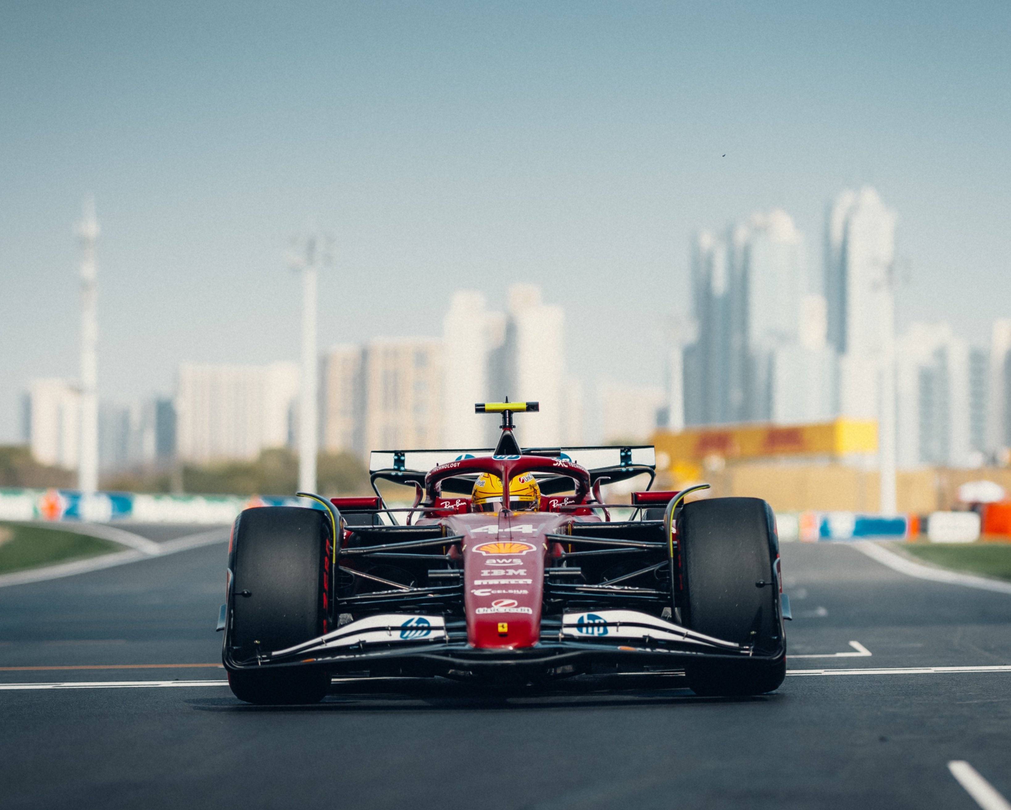 哈斯车队鏖战迈凯伦，皮亚斯特里惊艳四座