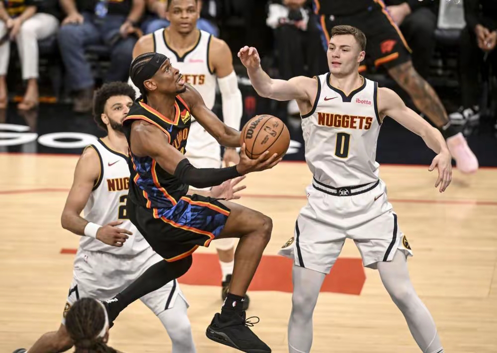 掘金完胜马刺，布克带队取胜