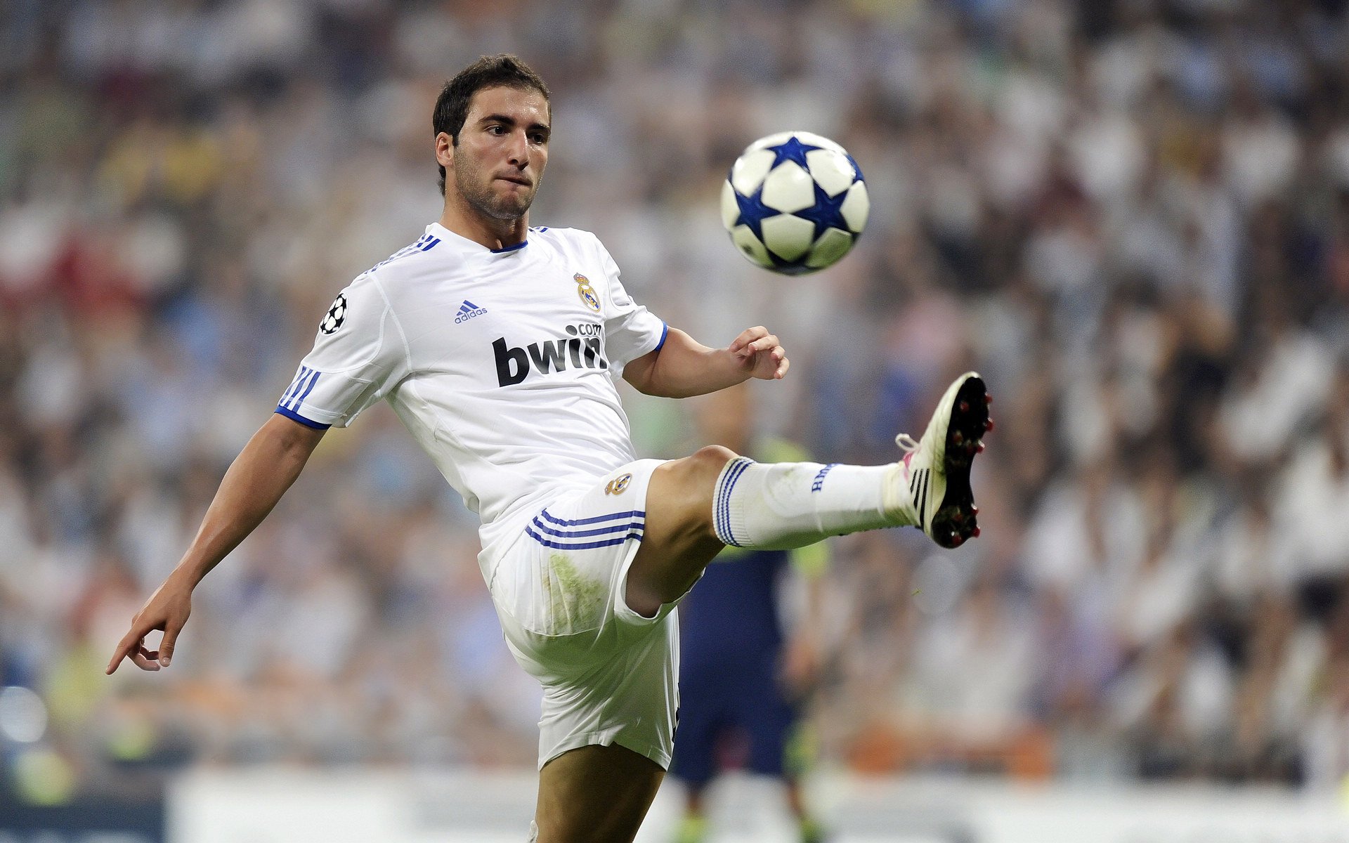 开云体育登录-欧冠半决赛焦点战，灰熊击溃新疆队，当篮球成为世界语